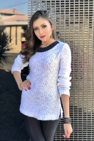 blusa dezzafio confecçionada no fio taiti corte básico ,mais com um diferençial bordados em pedrarias blusa dezzafio confecçionada no fio taiti corte básico ,mais com um diferençial bordados em pedrarias