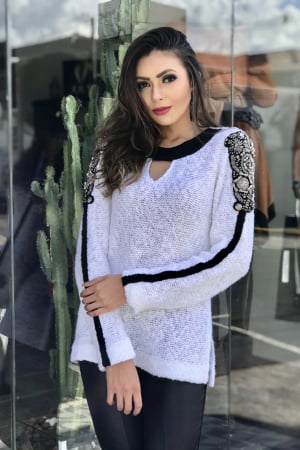 blusa dezzafio confecçionada no fio taiti,e cheia de detalhes que enriquece a peça,pedrarias e cordões foi a combinação perfeita. blusa dezzafio confecçionada no fio taiti,e cheia de detalhes que enriquece a peça,pedrarias e cordões foi a combinação perfeita.