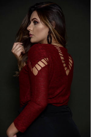 Blusa Dezzafio confecçionada no fio flame ,e com detalhes em cordões que da todo um charme na peça Blusa Dezzafio confecçionada no fio flame ,e com detalhes em cordões que da todo um charme na peça